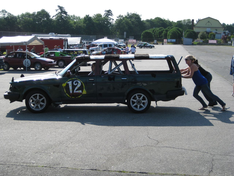 Illustration for article titled The 24 Hours Of LeMons New England 2009 Über Gallery, Part 1